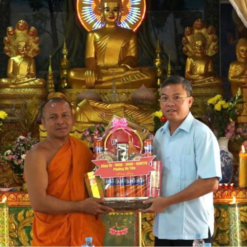 Đoàn công tác lãnh đạo phường Hà Tiên thăm, tặng quà nhân dịp Lễ Sene Dolta đồng bào dân tộc Khmer